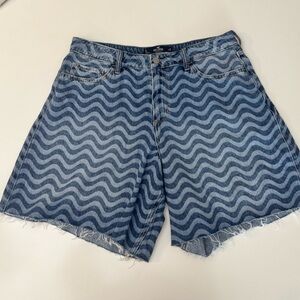 NWOT Hollister women’s baggy high rise denim shorts size 15/32